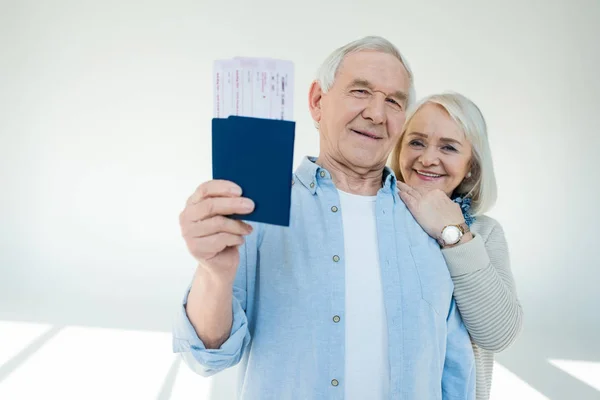 Пожилая пара с паспортами и билетами — стоковое фото