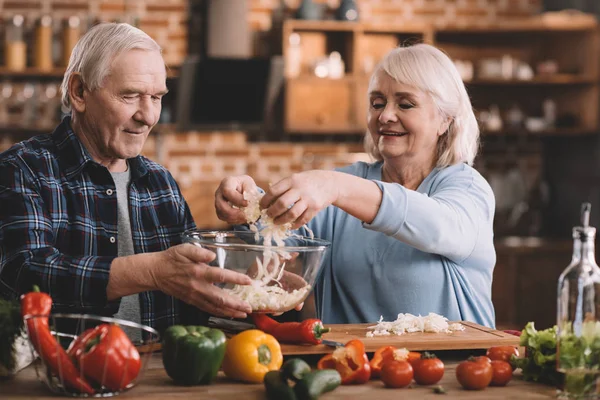 Senior couple cooking together — Stock Photo, Image