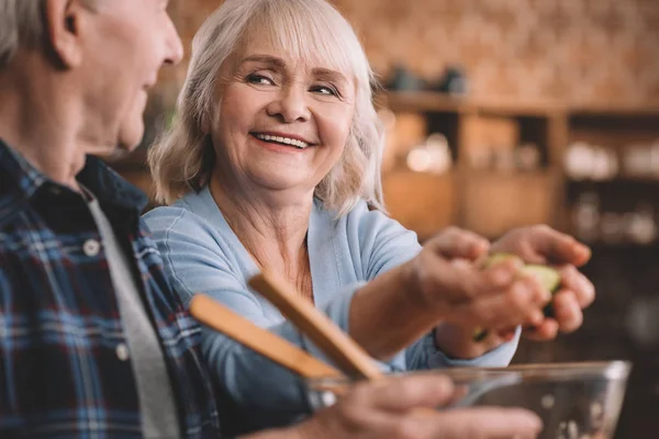 Senior par matlagning tillsammans — Stockfoto