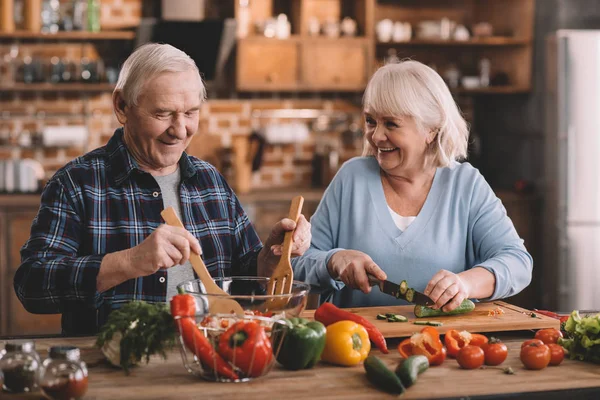 Senior couple cooking together — Stock Photo, Image