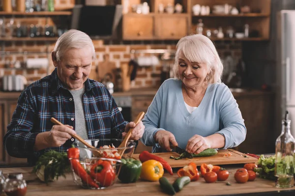 Idősebb pár együtt főz. — Stock Fotó