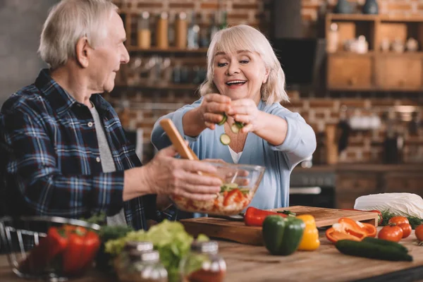 Senior couple cooking together — Stock Photo, Image