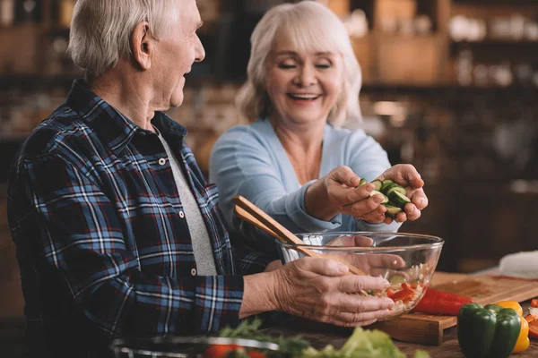 Senior couple cooking together — Stock Photo, Image