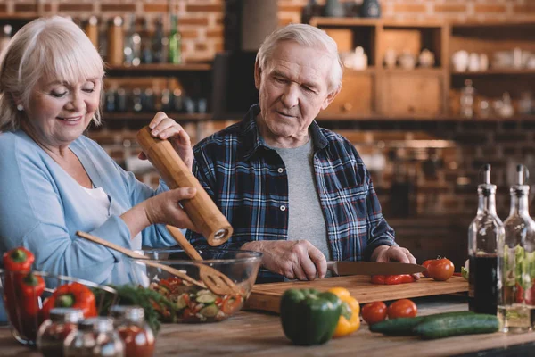 Cuplu senior gătit împreună — Fotografie, imagine de stoc