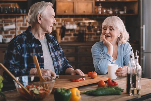 Senior couple in kitchen — Stock Photo, Image