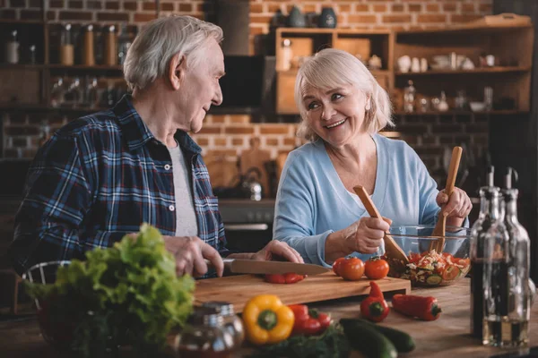 Senior par i köket — Stockfoto