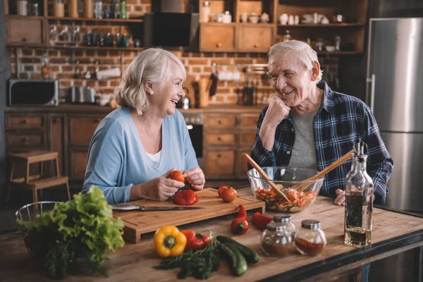 Senior couple in kitchen — Stock Photo, Image