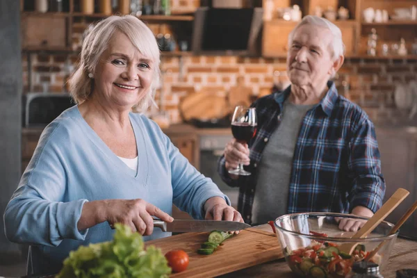 Senioren paar in keuken — Stockfoto