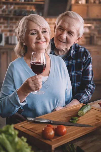 Idős pár a konyhában — Stock Fotó