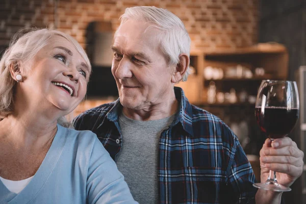 Coppia senior con vino — Foto Stock