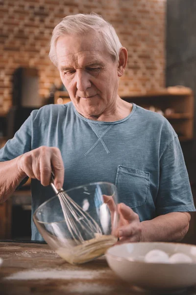 Mann schlägt Sahne — Stockfoto