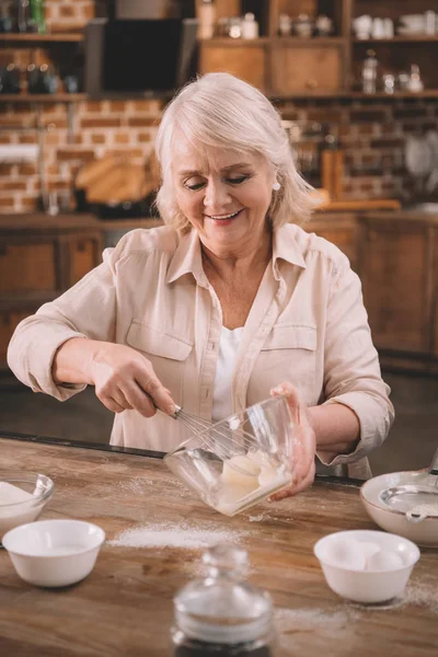 Kvinna vispgrädde — Stockfoto