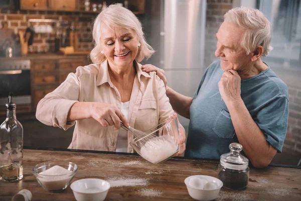 Seniorenpaar in Küche — Stockfoto