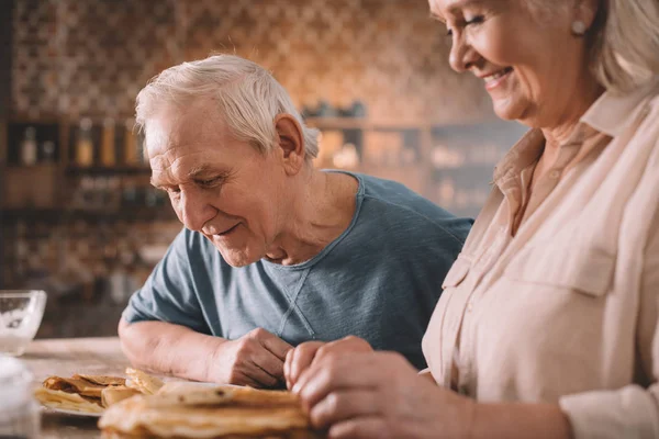 Casal idoso comer panquecas — Fotografia de Stock
