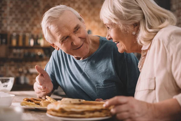 Pareja mayor comiendo panqueques — Foto de Stock