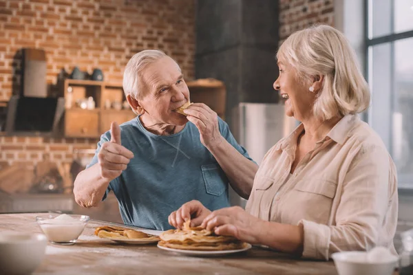 Couple aîné manger des crêpes — Photo