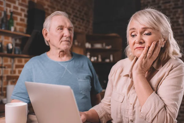 Senior couple using laptop — Stock Photo, Image