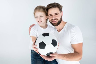 Baba ve kız futbol topu ile