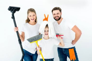 temizlik malzemeleri ile aile 