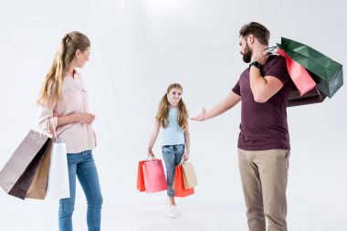 Alışveriş Torbası Olan Aile  