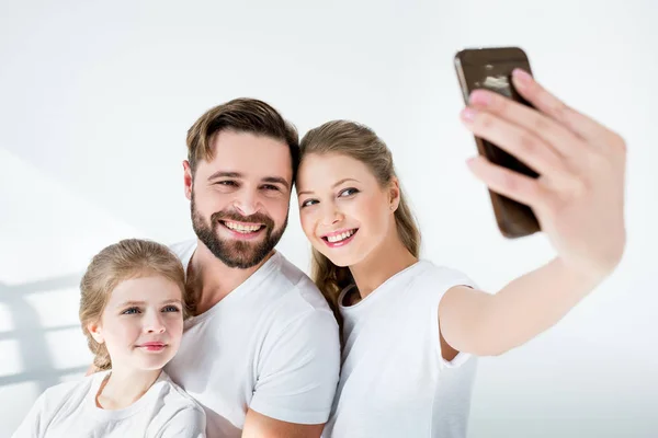 Famiglia felice che si fa selfie — Foto Stock