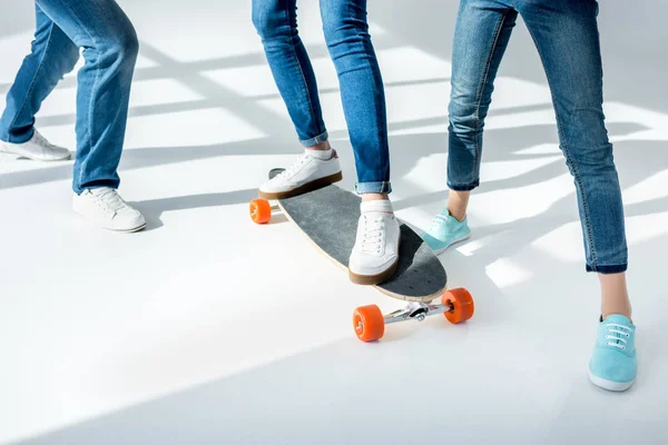 Молодая семья со скейтбордом — стоковое фото