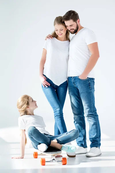 年轻的家庭，滑板 — 图库照片