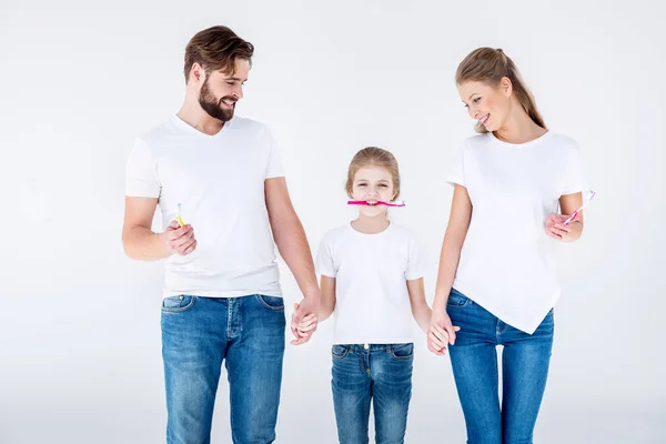 Família segurando escovas de dentes — Fotografia de Stock