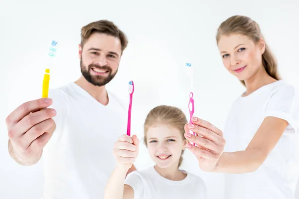 Família segurando escovas de dentes — Fotografia de Stock