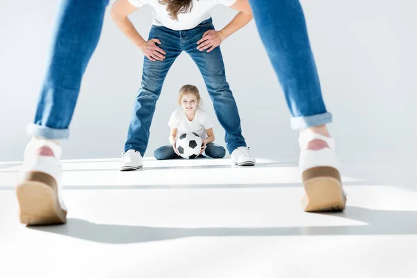 Família com bola de futebol — Fotografia de Stock