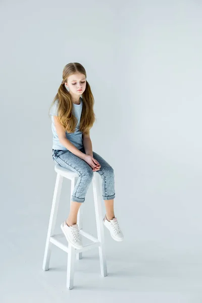 2дівчина сидить на стільці — стокове фото