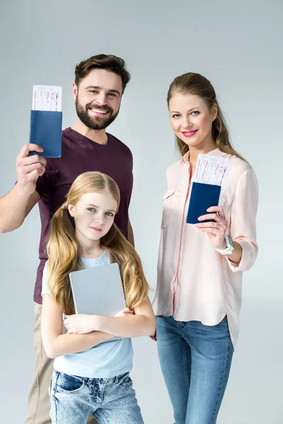 Família com passaportes e bilhetes — Fotografia de Stock