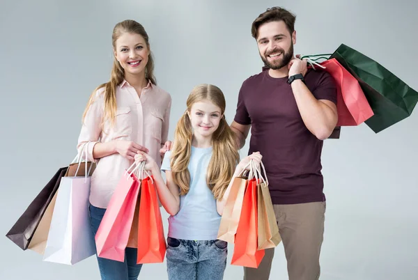 Rodzina z torbami na zakupy — Zdjęcie stockowe