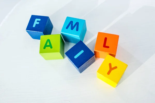 Cubos consiste na palavra família — Fotografia de Stock