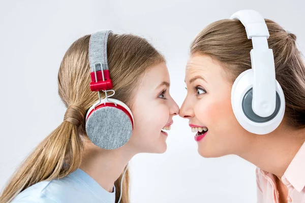 Mãe e filha com fones de ouvido — Fotografia de Stock