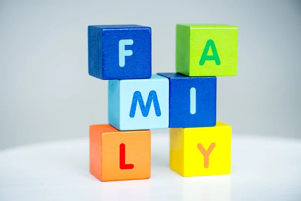 Cubi è costituito dalla parola famiglia — Foto Stock