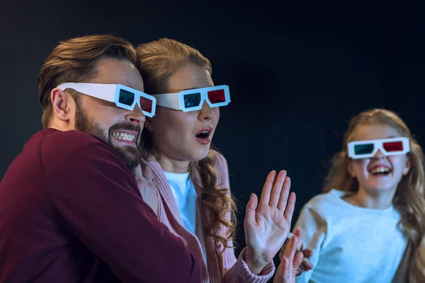 Familie kijken naar film — Stockfoto