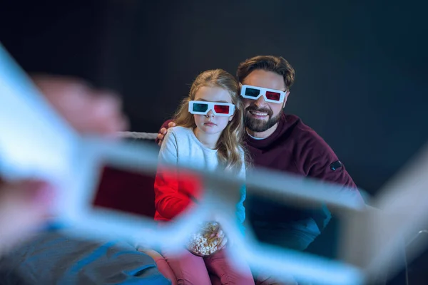 Ojciec i córka w okulary 3d — Zdjęcie stockowe