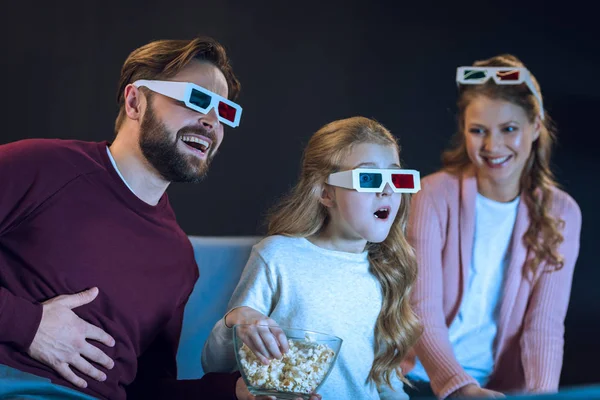 Familie kijken naar film — Stockfoto