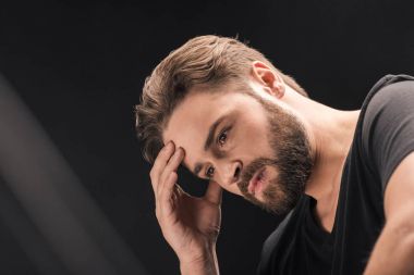 üzgün sakallı adam