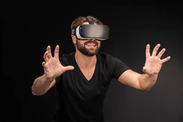 Człowiek w wirtualnej rzeczywistości słuchawki — Zdjęcie stockowe