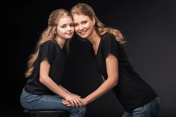 Красивая мать и дочь — стоковое фото