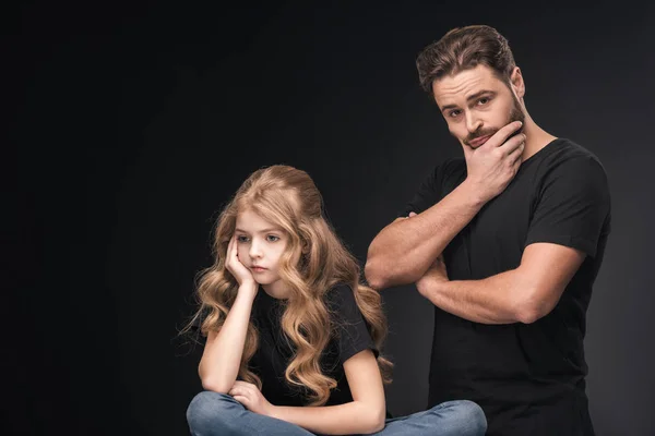 Padre e hija pensativos — Foto de Stock