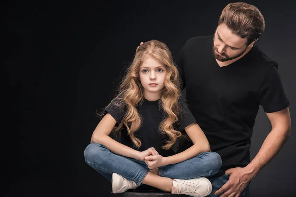 Padre abrazando hija — Foto de Stock