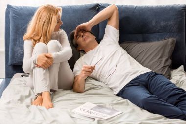 üzgün orta yaşlı çift