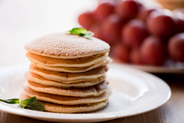 Pancakes with mint and powdered sugar