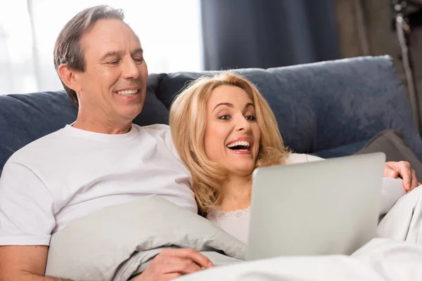 Couple using laptop — Stock Photo, Image