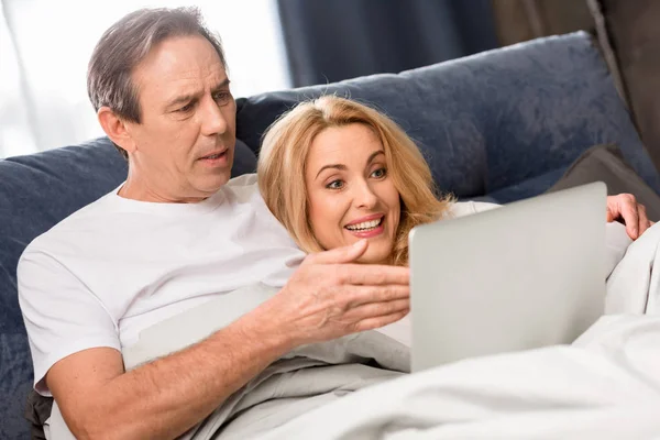 Pareja usando portátil — Foto de Stock