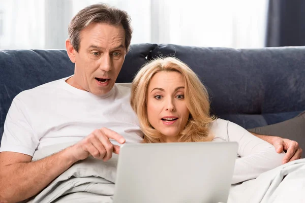Casal usando laptop — Fotografia de Stock