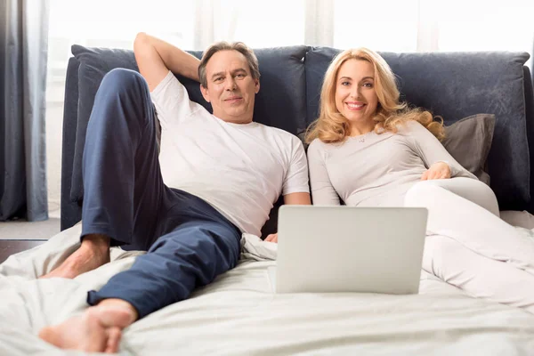 Couple using laptop — Stock Photo, Image